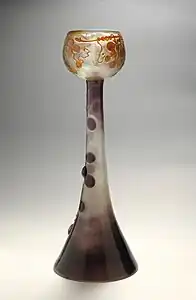 Émile Gallé, Le Chasselas de Fontainebleau, calice au long pied effilé à base conique, terminé par un récipient en demi-sphère au décor de raisins jaunes et violets, vers 1900, Musée des Beaux-Arts de Reims