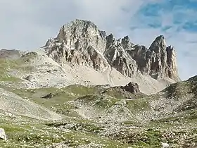 Vue du Cheval Blanc et de la dent de Bissorte (3&nbsp;016&nbsp;m) depuis le vallon du Peyron.