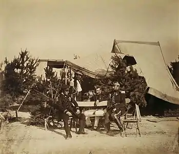 Gustave Le Gray, Camp de Châlons : le lieutenant de vaisseau de Champagny, le capitaine Friant, le prince Murat et le colonel Louis Joseph Napoléon Lepic (1857), Paris, musée de l'Armée).