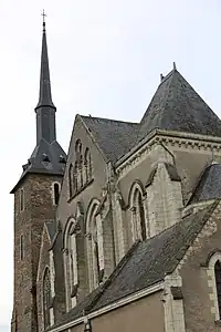 Clocher roman et sa flèche reconstruite, transept suivi du chœur 19e.