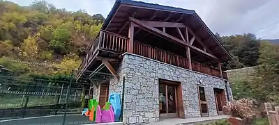 Photographie du Mazot des Croés, garderie d'Orelle et aussi crèche à Francoz, en pierres et en bois.