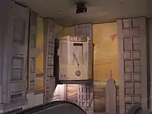 maquette du tramway 81 de Bruxelles sortant d'un coin du mur dans une station de métro