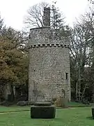 Le donjon ruiné du château du Tiercent (XVe&nbsp;siècle).