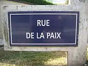 photo représentant une plaque de rue, plaque bleue dans le lotissement de Raymond Lens
