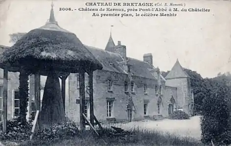 Le menhir-autel de Kerdavel [Kervadol] installé par Paul du Châtellier devant le château de Kernuz (désormais nommé stèle de Kervadol).