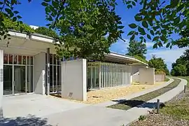 Bâtiment moderne intégré sur le flanc d'une colline.