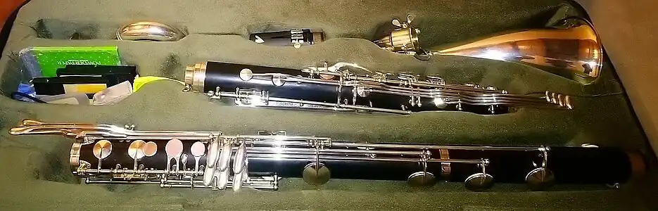 Clarinette basse à l'ut modèle 430 démontée dans son étui BAM.