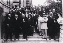 Autre visite officielle à Alfort dans les années 1920, les professeurs et des visiteurs. Au 1er rang : à la gauche de Leclainche, Nicolas (directeur de l’École). Au tout dernier rang et au centre : Bressou et  Panisset à sa gauche.