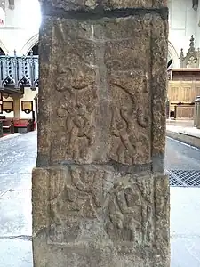 Panneau Civ (face sud, panneau le plus bas) de la croix de pierre de Parish church à Leeds, Xe&nbsp;siècle, représentant Wayland (dessous) tenant Beaduhild / Bǫðvildr au-dessus de sa tête, à angle droit...