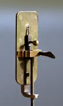 Réplique du microscope de Van Leeuwenhoek (1676).