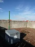 L'exutoire de grisou, et la tête de puits en arrière-plan.