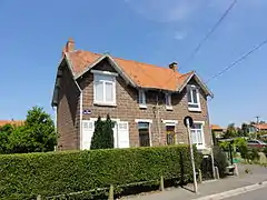 Des habitations groupées par deux construites en parpaings.