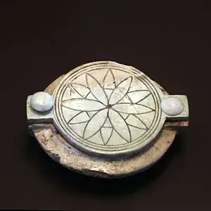 Boîte à fard lenticulaire en ivoire, Ougarit, XIIIe&nbsp;siècle&nbsp;av. J.-C. Musée du Louvre.