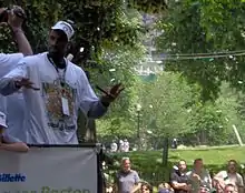 Leon Powe (à gauche) sur le bus des Celtics de Boston pour célébrer le titre de champion NBA dans la ville de Boston.