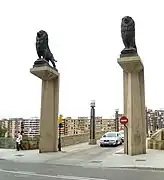 Les lions situés aux deux extrémités du pont.