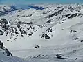 Le glacier depuis la tyrolienne d'Orelle avec au loin la vallée de la Tarentaise.