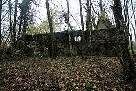 Les restes du hangar de l'artillerie.