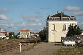 Les voies de l’ancienne gare de Champ-Saint-Père vues en direction de Saintes.