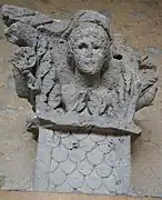 Chapiteau gallo-romain, Letanne, découvert en 1859 à Montfort, en dépôt au presbytère de Beaumont-en Argonne, au musée de Sedan.