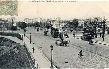 Les fiacres sur le boulevard Bineau, côté Levallois-Perret.