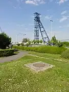 Le puits no&nbsp;1 ter, et en arrière-plan, le puits no&nbsp;1 bis.