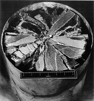 Fissures dues au fraisage d'un bloc de LiH moulé:201.
