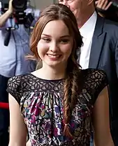 Liana Liberato dans le rôle de Amanda jeune