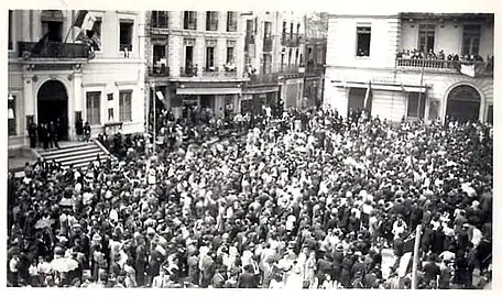 Foule réunie devant l'ancien hôtel de ville le jour de la libération de Mont-de-Marsan, le 21 août 1944.