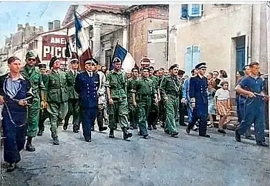 Défilé des autorités et des résistants dans la rue Victor-Hugo le jour de la libération de Mont-de-Marsan le 21 août 1944.