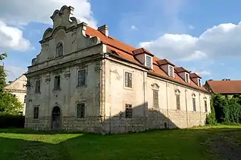 Une aile du château.