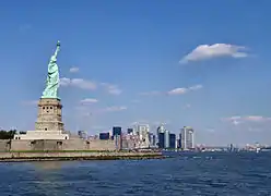 La statue, et au second plan, Manhattan.