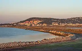 Vue d'une partie de Sète et du Mont Saint-Clair depuis le Lido de Thau.