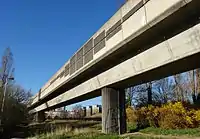 Le Belvédère vu sous le viaduc du métro