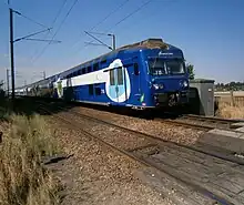 Une rame VB 2N passant près du passage à niveau n° 24, de la ligne de Saint-Cyr à Surdon, à Richebourg.