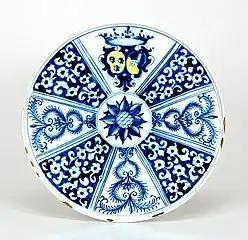 Assiette à quartiers blanc/bleu et blason polychrome, Ligurie, première moitié du XVIIIe&nbsp;siècle.