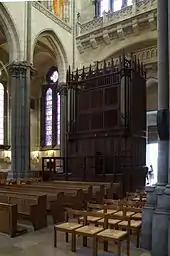 Photographie en couleurs du petit orgue dans le bras nord du transept