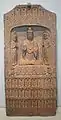 Stèle représentant le Bouddha Shakyamuni en posture de protection entouré de deux bodhisattvas, période des Wei du Nord, Asian Art Musem de San Francisco.
