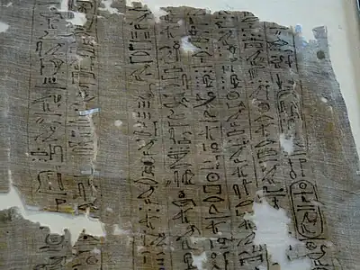 Idem, dans les cartouches de la colonne de droite, le nom d'Iâhmès et de son père le roi Séqénenrê.