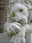 L'un des "lions de Harlaxton" - présenté par Violet Van der Elst