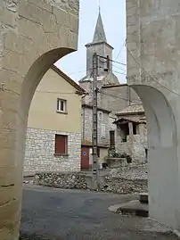 L'église, sa tour.