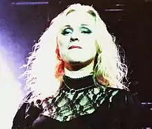 Portrait d'une femme blonde portant un haut avec de la dentelle noire