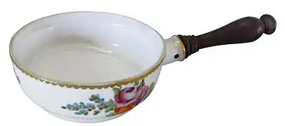 Casserole en porcelaine (Paris) exposée au Musée de la porcelaine à Florence.