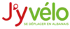 Logo en couleurs du service de location de vélos, composé des caractères «&nbsp;J'y&nbsp;» en rouge et «&nbsp;vélo&nbsp;» en vert, le tout accompagné de la mention « Se déplacer en Albanais » en capitales vertes en-dessous