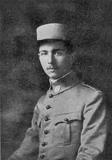 Photographie en noir et blanc d'un jeune homme avec une petite moustache, portant képi et uniforme boutonné