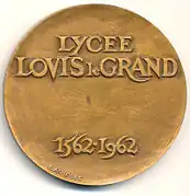 Médaille en bronze, 68&nbsp;mm, signée Laviolle, éditée pour le 4e&nbsp;centenaire de l'école, en 1962. Revers.