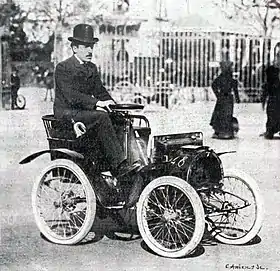 Louis Renault victorieux de Paris-Rambouillet-Paris 1899 avec sa première voiturette, la Renault Type A.