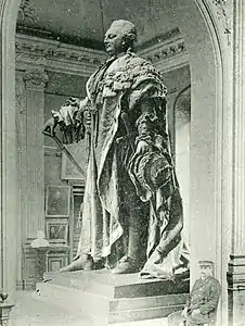 Statue colossale de Louis&nbsp;XVI au musée des Beaux-Arts de Bordeaux avant 1942 (noter le gardien assis à droite pour juger de la grandeur de l’œuvre)