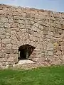 Les murailles extérieures présentent de petites ouvertures de tir.