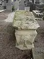 Une tombe pseudo-sarcophage du XIXe&nbsp;siècle, avec ostensoir.
