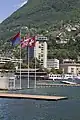 Le drapeau cantonal sur un mât à Lugano.